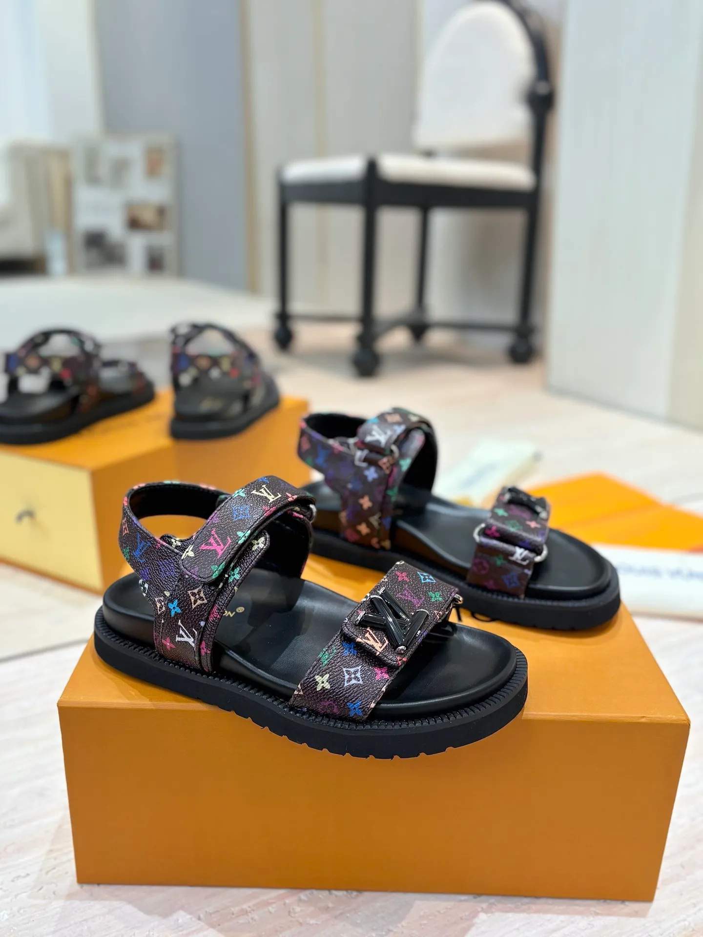 👟👟Ex-factory price 460👟👟 LV 2025 spring and summer new products 🥰 Popular LV donkey brand counters Embossed logo embossed sandals This Pool Pillow Comfort flat sandals are made of technical fabrics and use high-frequency embossing technology to reinterpret the Monogram pattern. Soft padded upper with adjustable Velcro, comfortable and tough insole adds harmonious colors 👍New hard goods, purchasing agent level! Full of high-end feel! A popular model among bloggers at home and abroad, it’s retro and fashionable and looks amazing on your feet! The official website's main recommendation 👍👍 ✅ Upper: waterproof special original fabric ✅ Inner lining: imported mixed sheepskin ✅ Outsole: original molded foam outsole ✅ Number of sizes: women's size 35-45 (women's size 41 men's 38.45, custom-made, non-refundable) ✅ Packaging: full set of drawer boxes ​